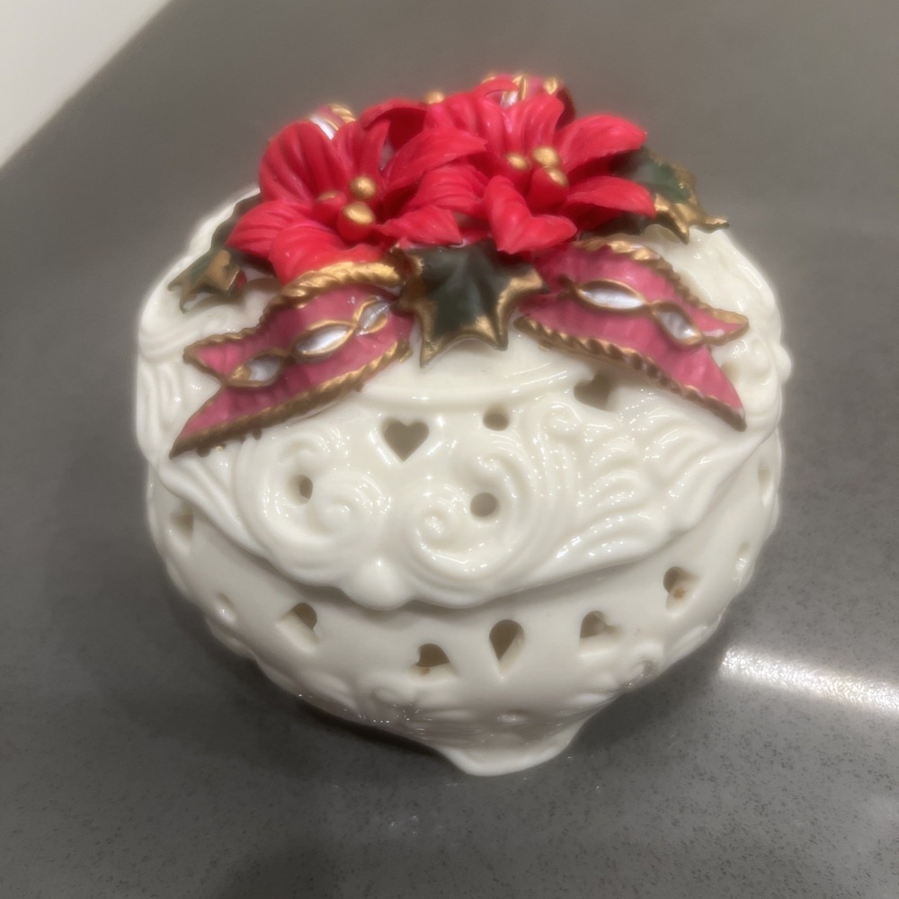 Christmas Ceramic Poinsettia Lidded Bowl Candy Dish Pierced White 6.5" EUC